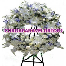 26- COROA DE FLORES EUROPÉIA BRANCA E AZUL